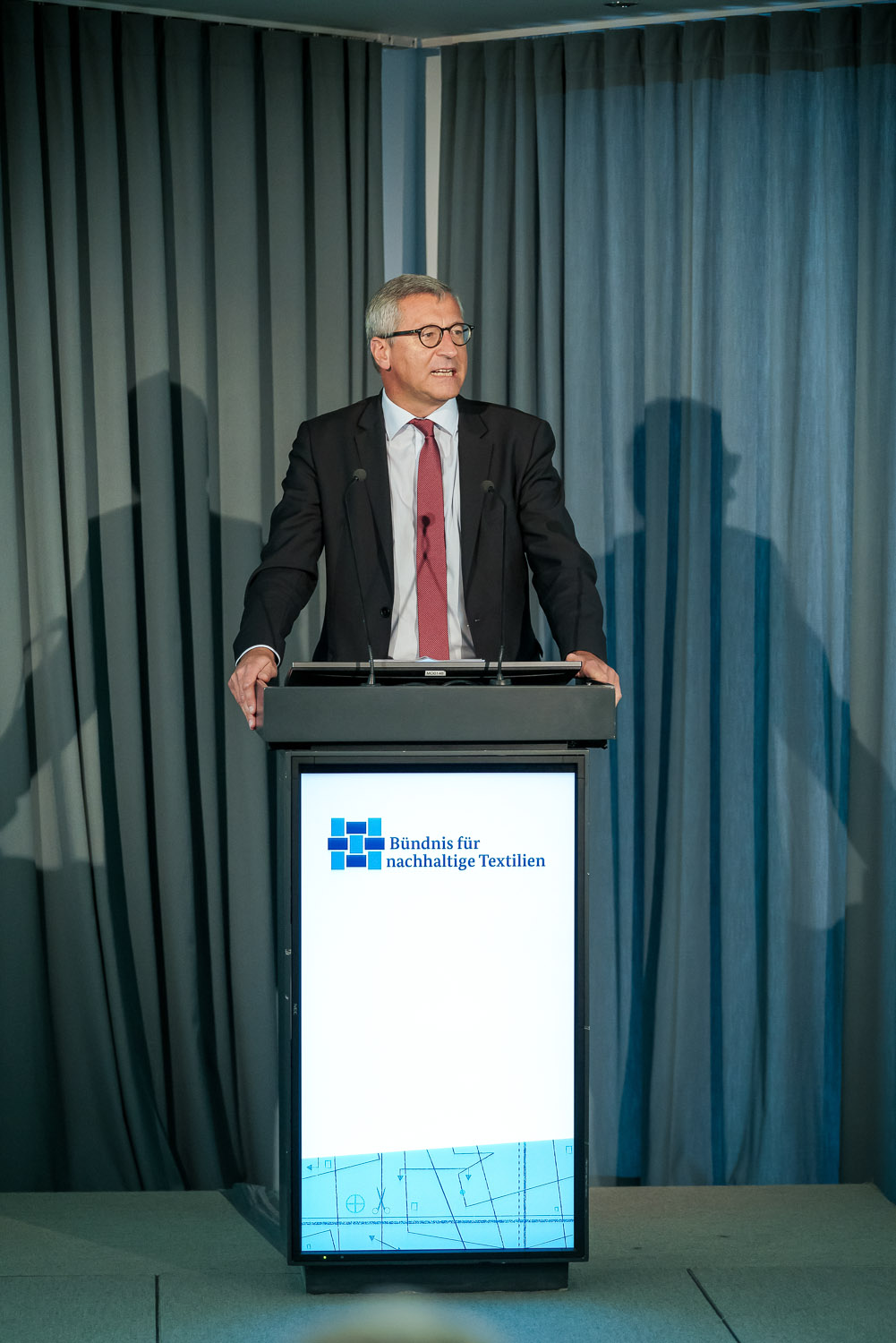 Ministerialdirigent  Dr. Bernhard Felmberg auf der 3. Jahrestagung und der Mitgliederversammlung des Textilbündnisses, am 11. Oktober 2017, im Quadriga Forum in Berlin